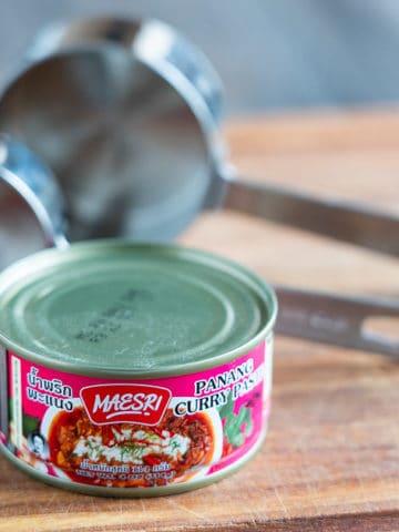 Can of Panang curry paste in front of two measuring cups