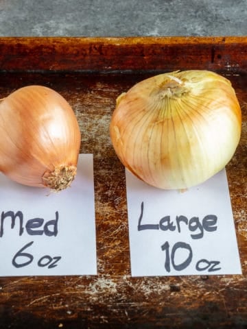 Onions, lined up by size from small to large