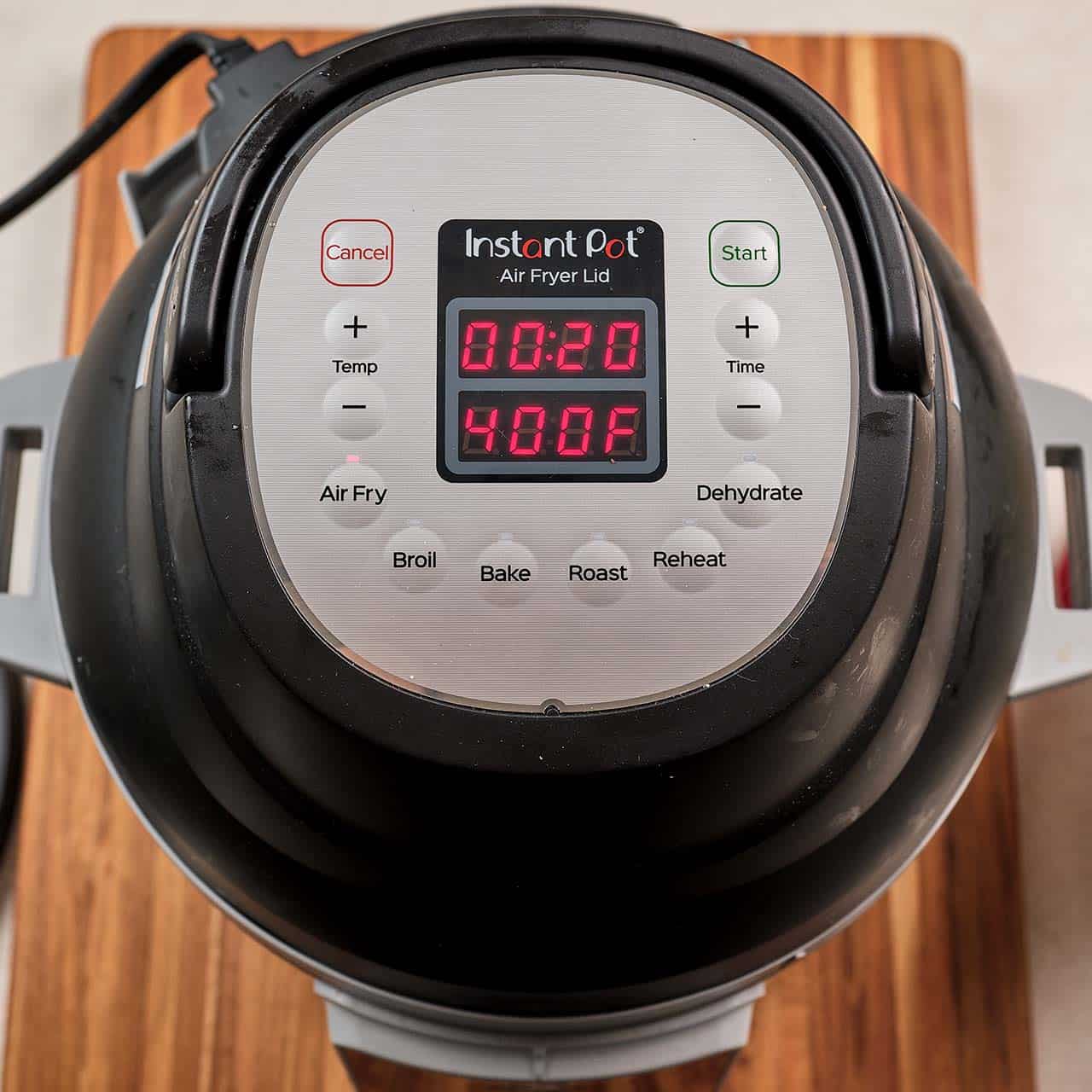 An Instant Pot Air Fryer Lid set to 400°F and 20 minutes