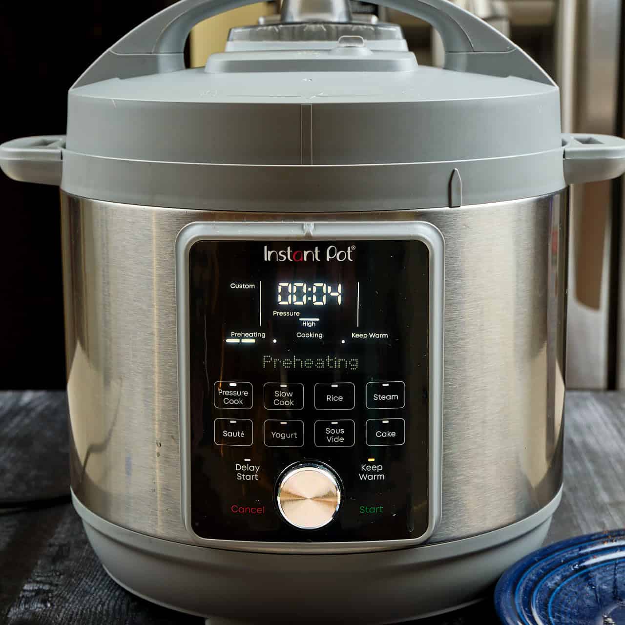 An Instant Pot set to pressure cook for 4 minutes