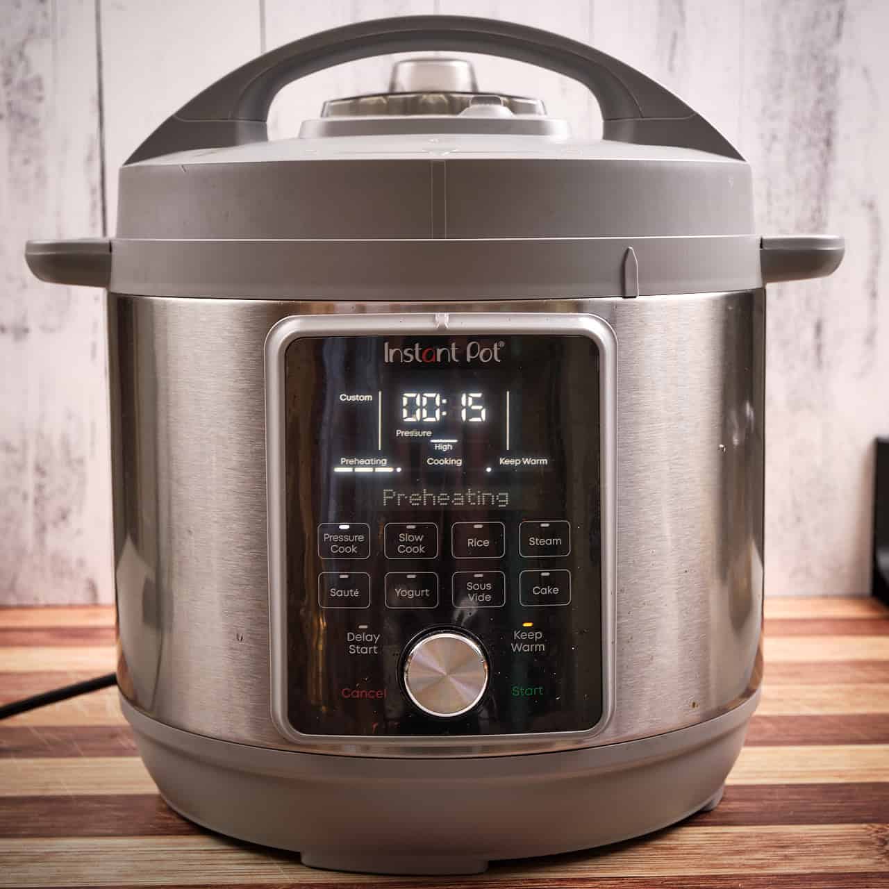 An instant pot set to cook for 15 minutes at high pressure