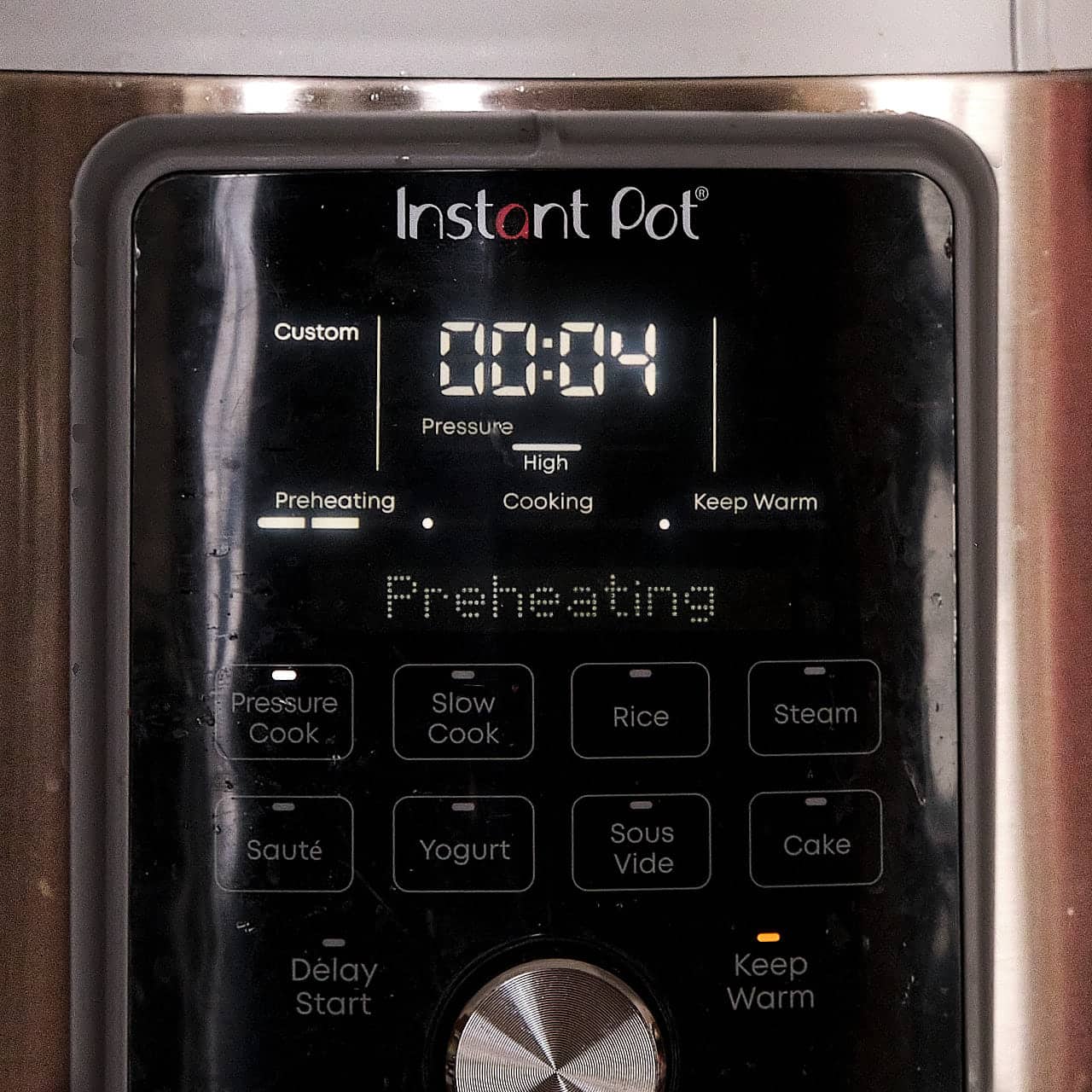 An Instant Pot set to pressure cook for 4 minutes