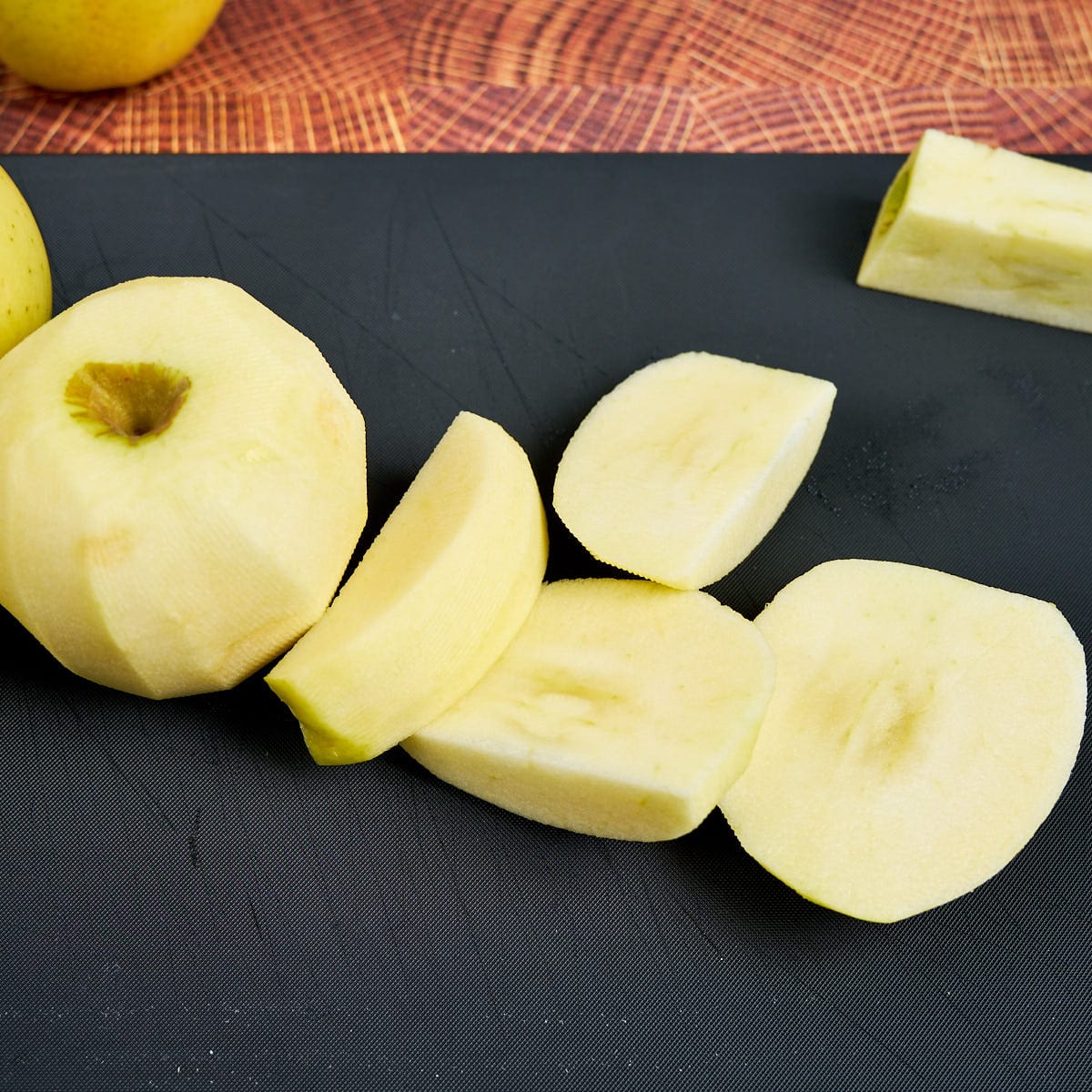 Apples, cored and quartered