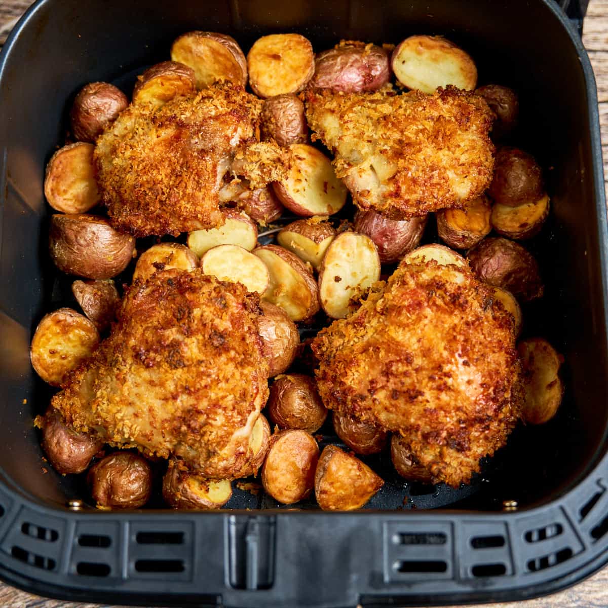 Chicken and potatoes After 35 minutes, browned and ready to serve